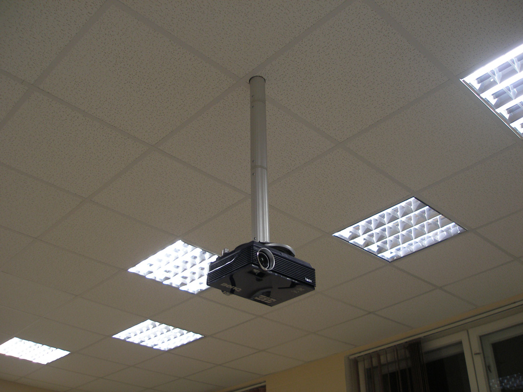 Установка проекционного комплекса (проектор + экран) в учебном классе гимназии. 