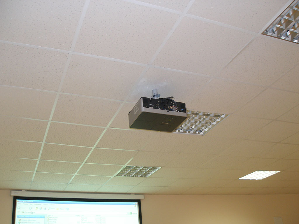Установка проектора и проекционного экрана в офисе компании. 