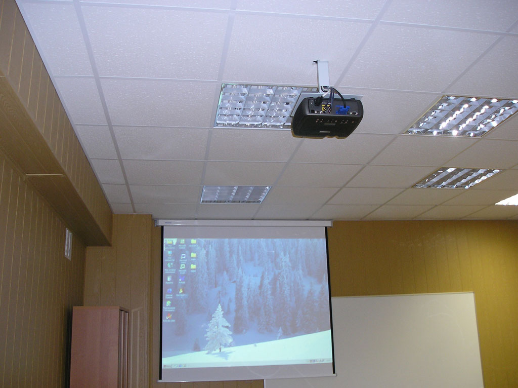 Учебные аудитории оборудованные проекторами и экранами.