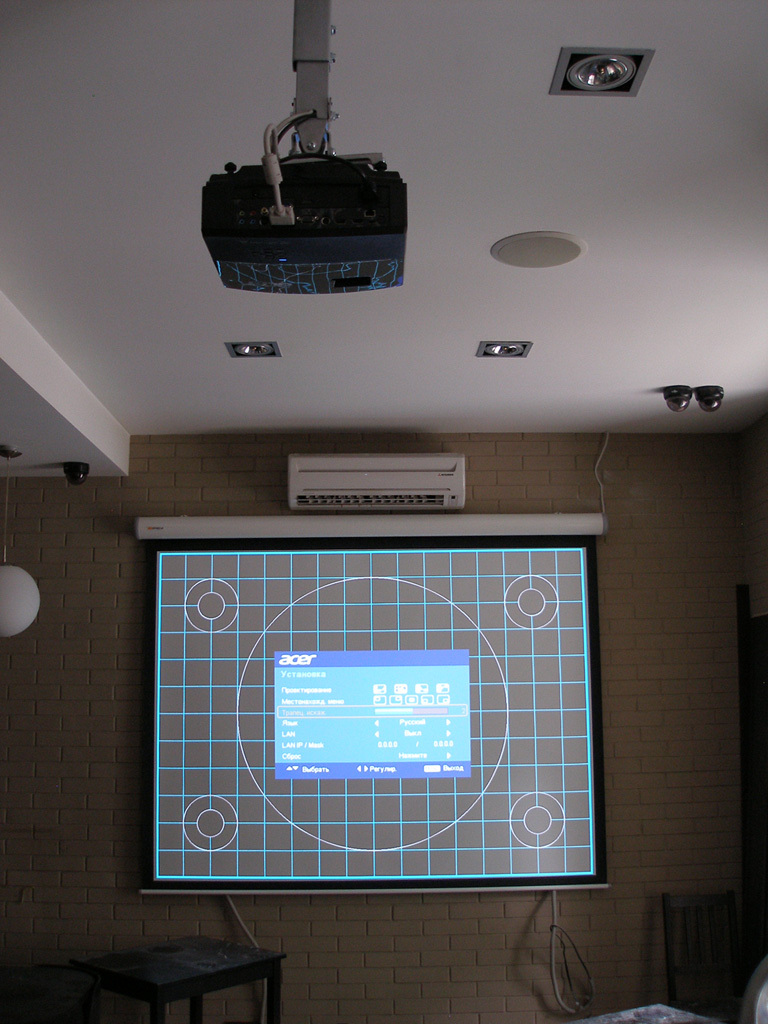 Установка проектора и видео техники, для проведения развлекательных программ.