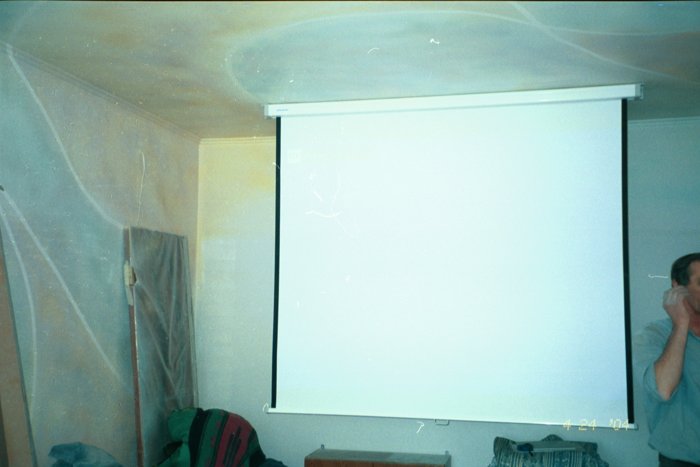 Установка проектора и экрана для домашнего кинотеатра (на этапе проведения строительных работ)