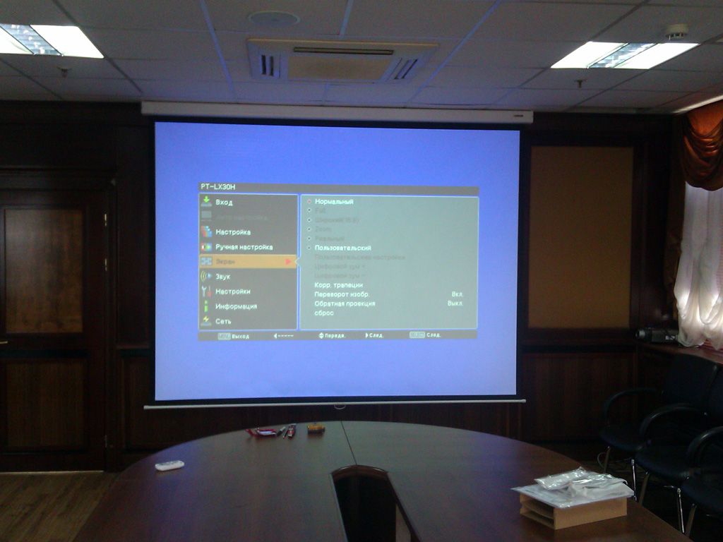 Установка видео оборудования в комнате переговоров