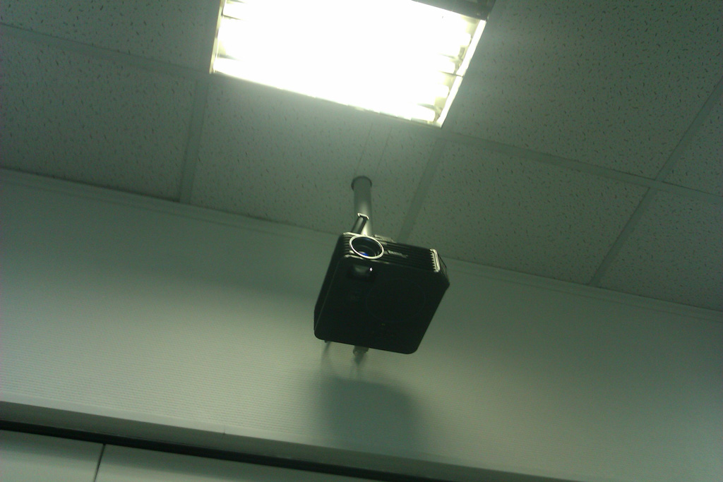 Установка проектора в переговорной комнате