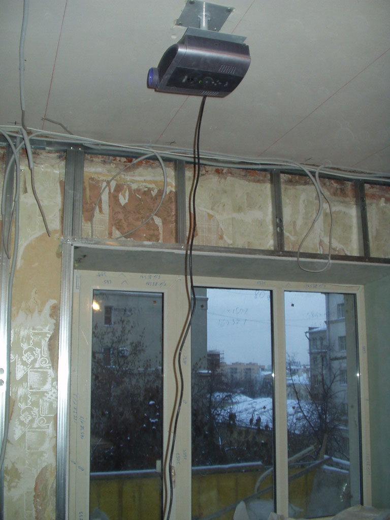 Установка проектора и экрана для домашнего кинотеатра (на этапе проведения строительных работ)