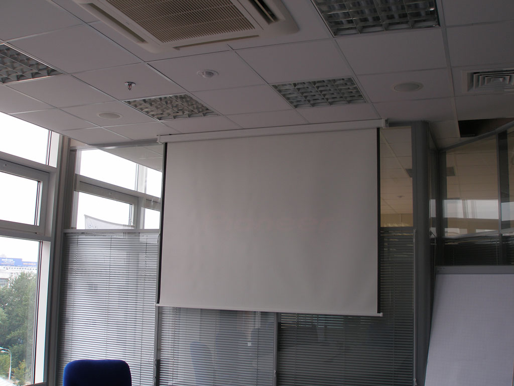 Оборудование переговорной комнаты современным проекционным оборудованием и аудио системой. 