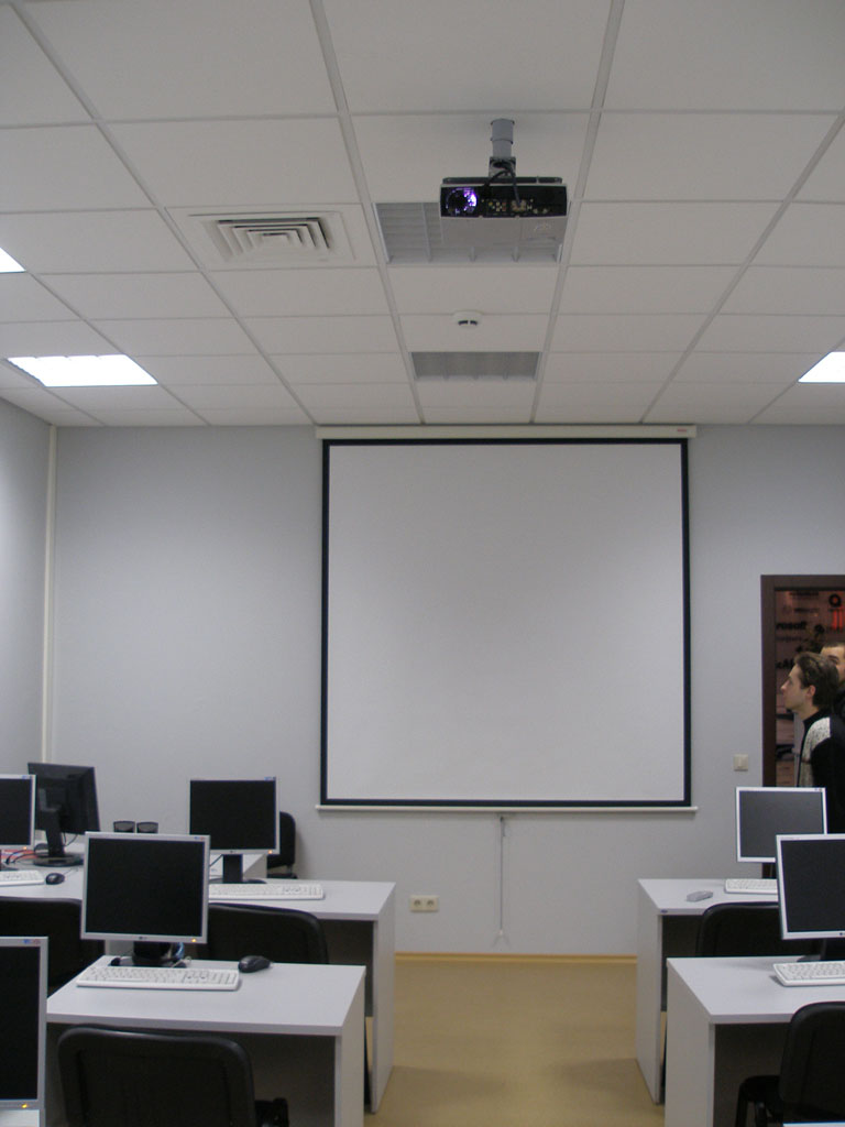 Современные учебные аудитории оборудованные проекторами.