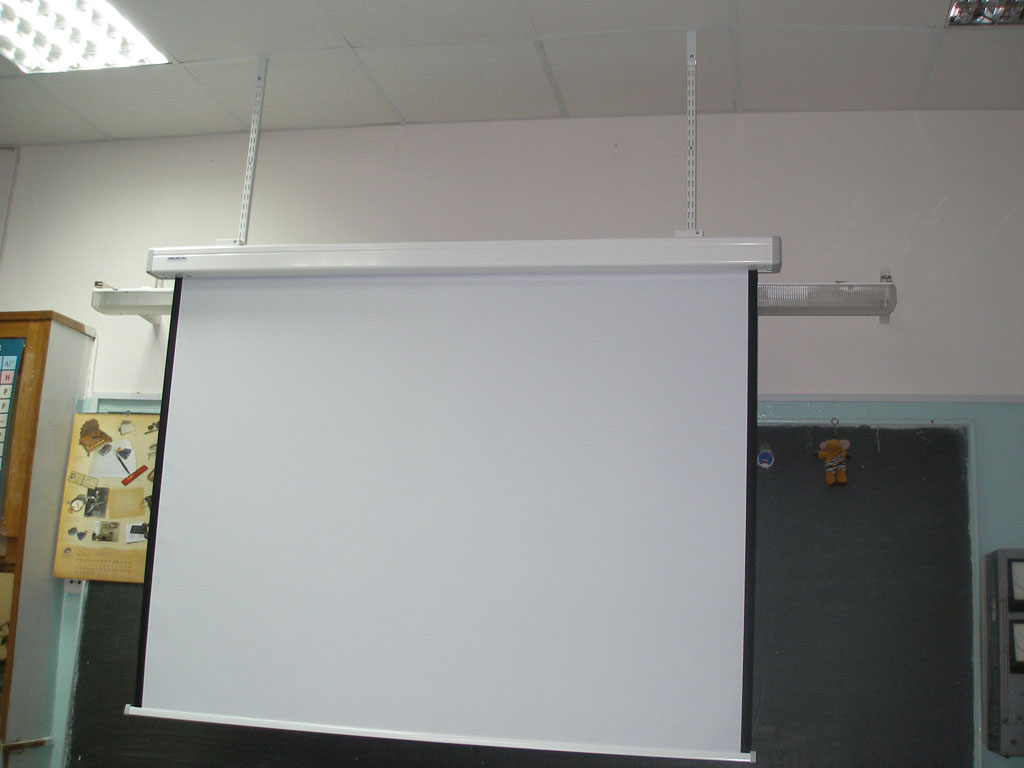 Установка проекционного комплекса (проектор + экран) в учебном классе школы. 