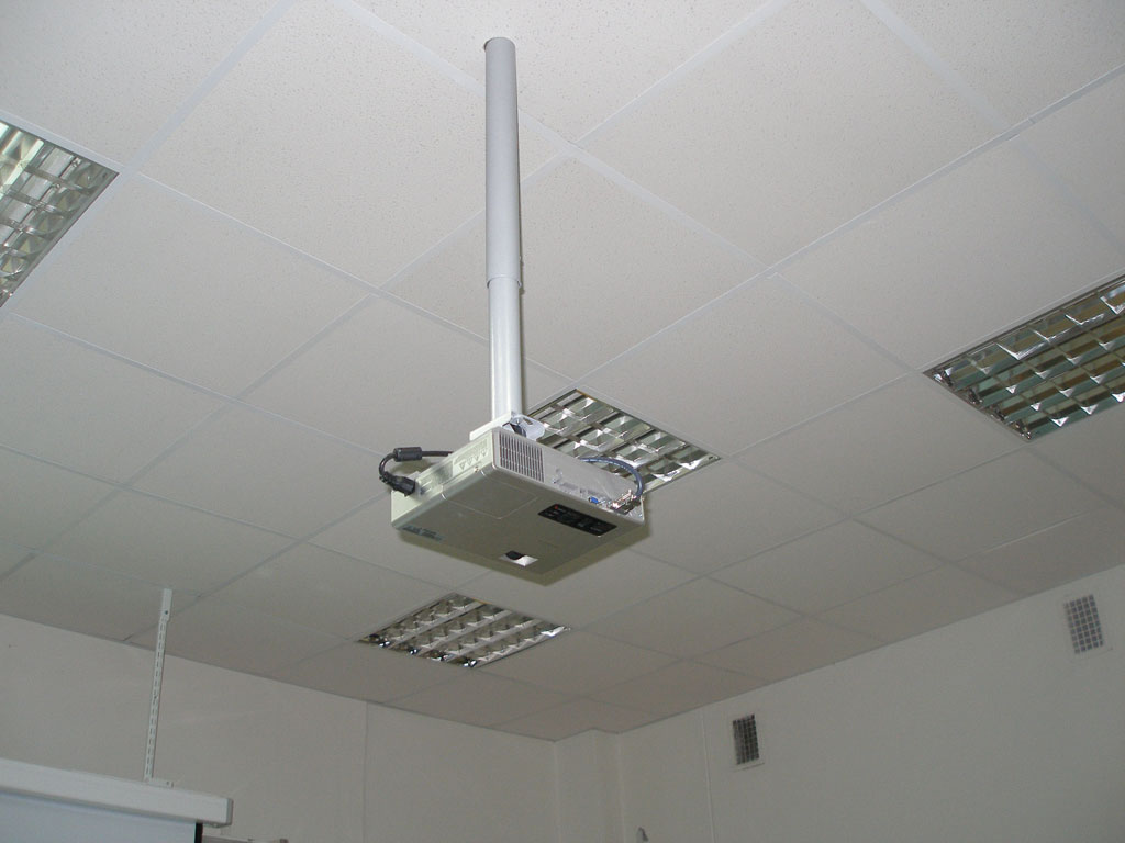 Установка проекционного комплекса (проектор + экран) в учебном классе школы. 