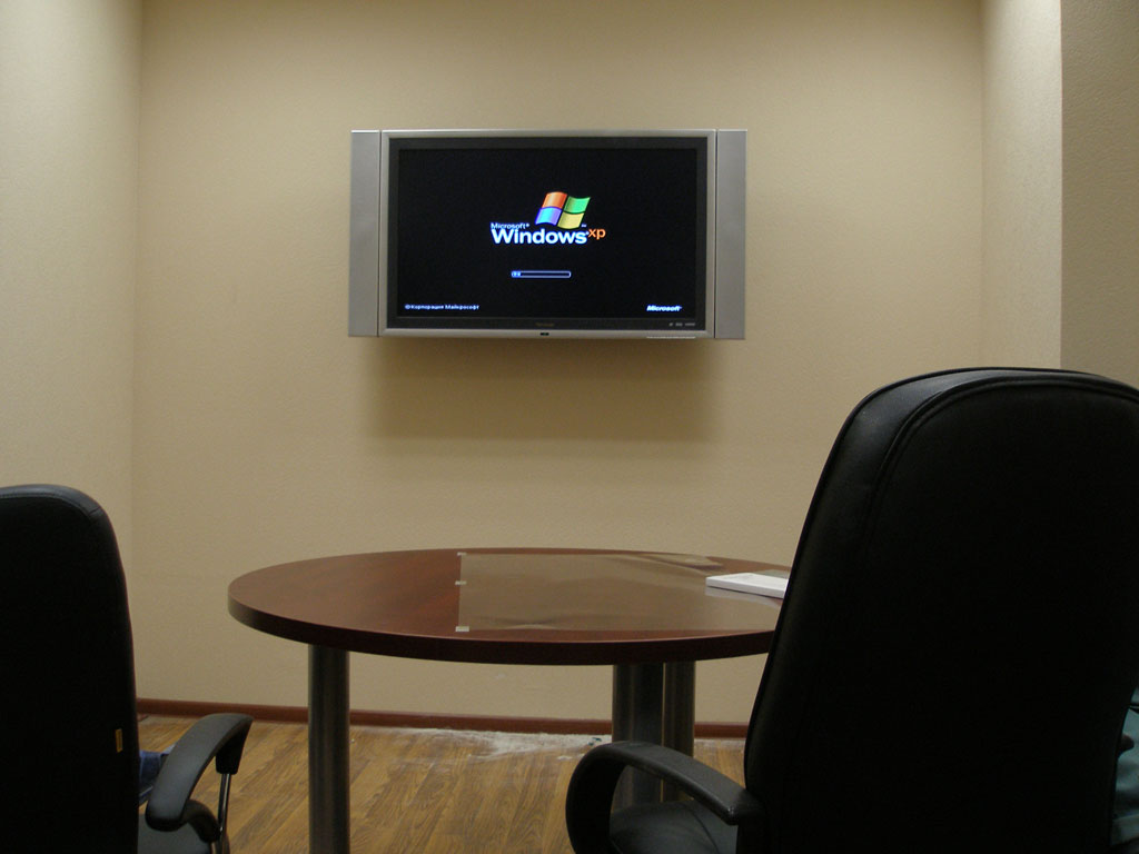 Установка LCD телевизора на гипсокартонной стене и прокладка кабеля за стеной.