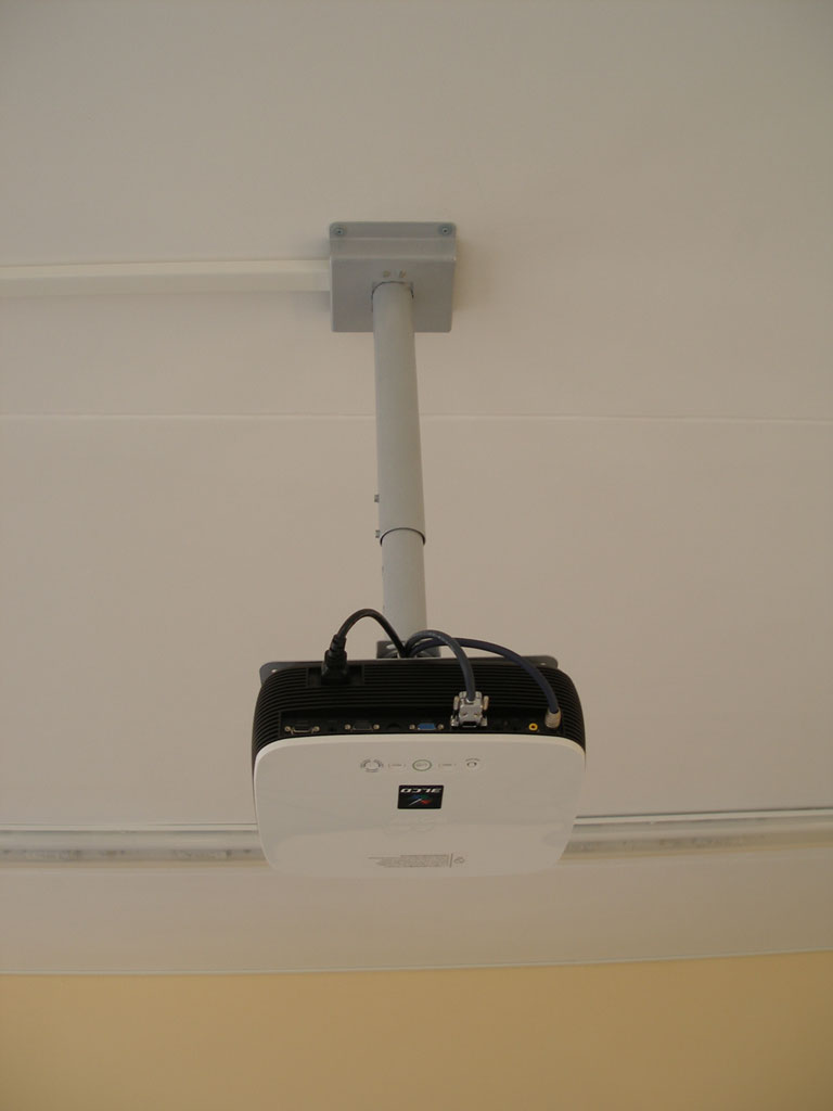 Установка аудио-проекционного комплекса (проектор + экран + активная акустическая система) в учебном классе школы. 