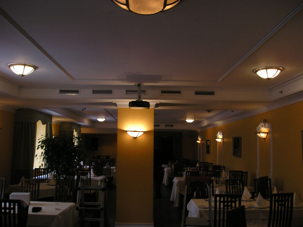 Установка проектора в ресторане гостиницы.