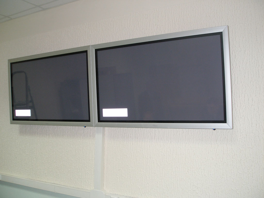 Установка двух плазменных панелей на гипсокартонной стене.