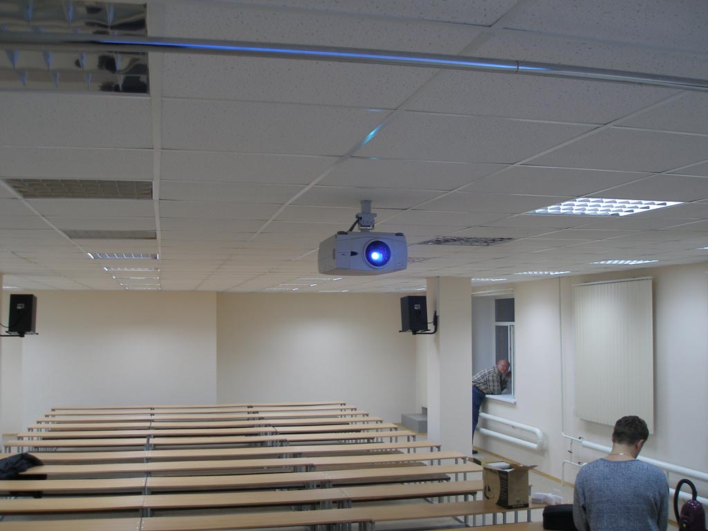 Оборудование актового зала института полным комплексом аудио-визуального оборудования.