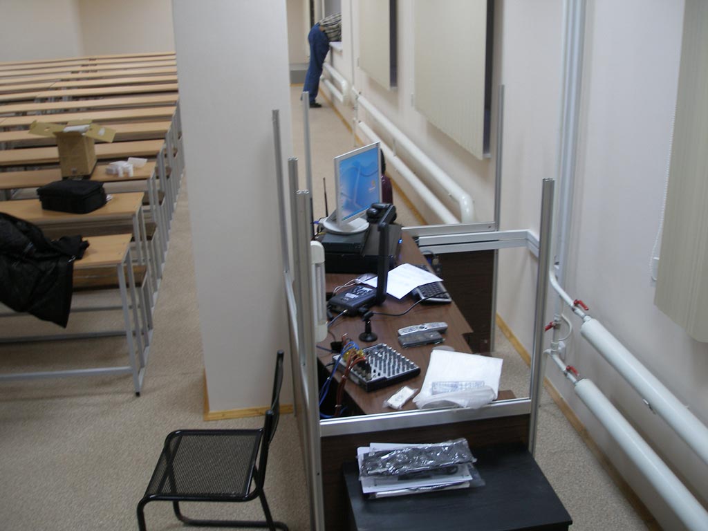 Оборудование актового зала института полным комплексом аудио-визуального оборудования.