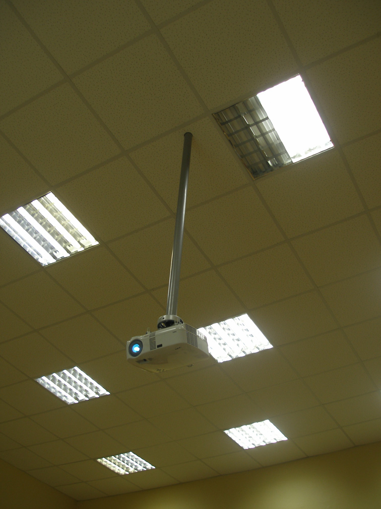 Установка проекционного комплекса (проектор + экран) в классе колледжа. 