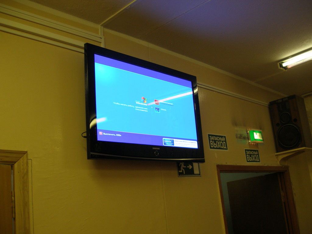 Установка LCD телевизора, для показа расписания и важной информации  в холле. 