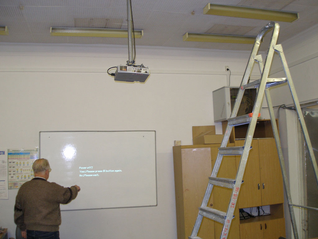 Установка проекционного комплекса (проектор + экран) в учебном классе. 
