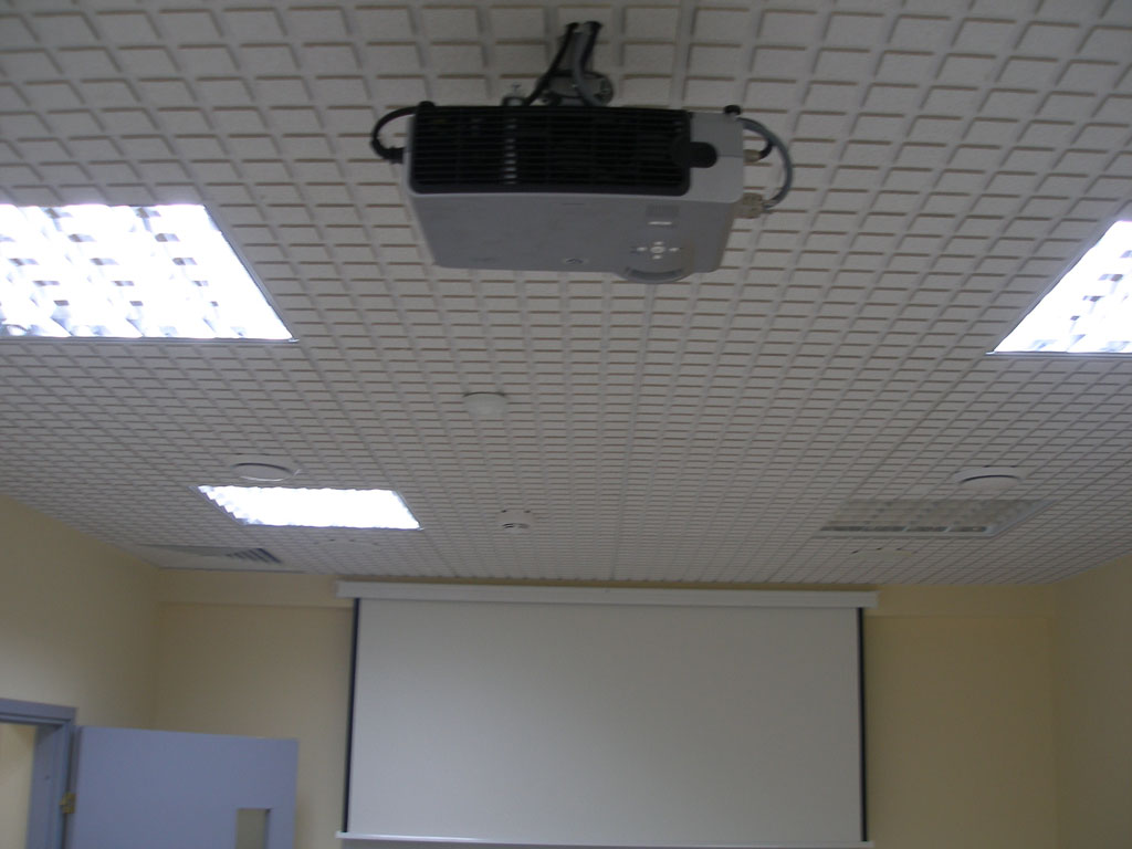 Установка аудио-визуального комплекса в переговорной комнате компании.